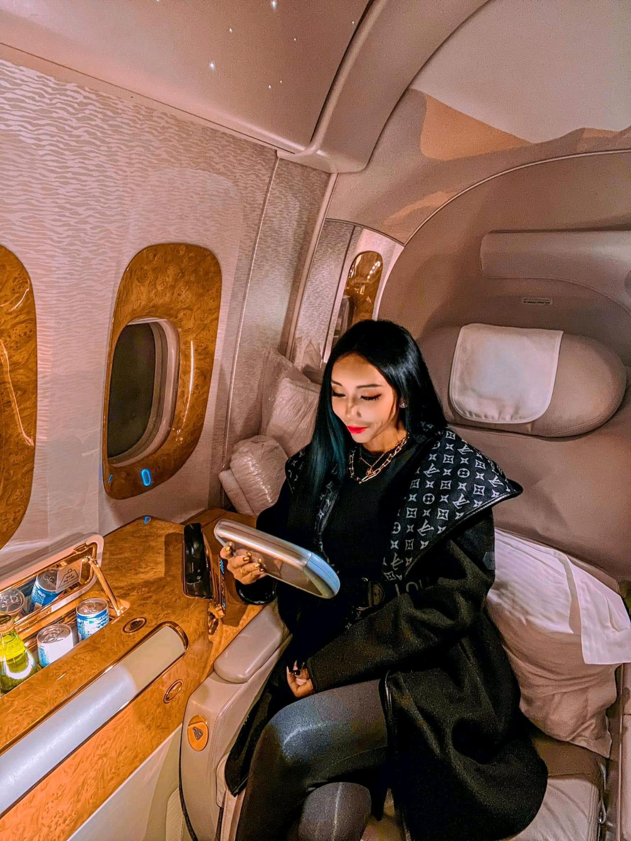 Emirates First Class B777 Malaysia to USA First class: 8 Private Suites / Business class: 42 angle flat seats / Economy class: 310 seats Bag: 32kg x 2pc + 7kg x