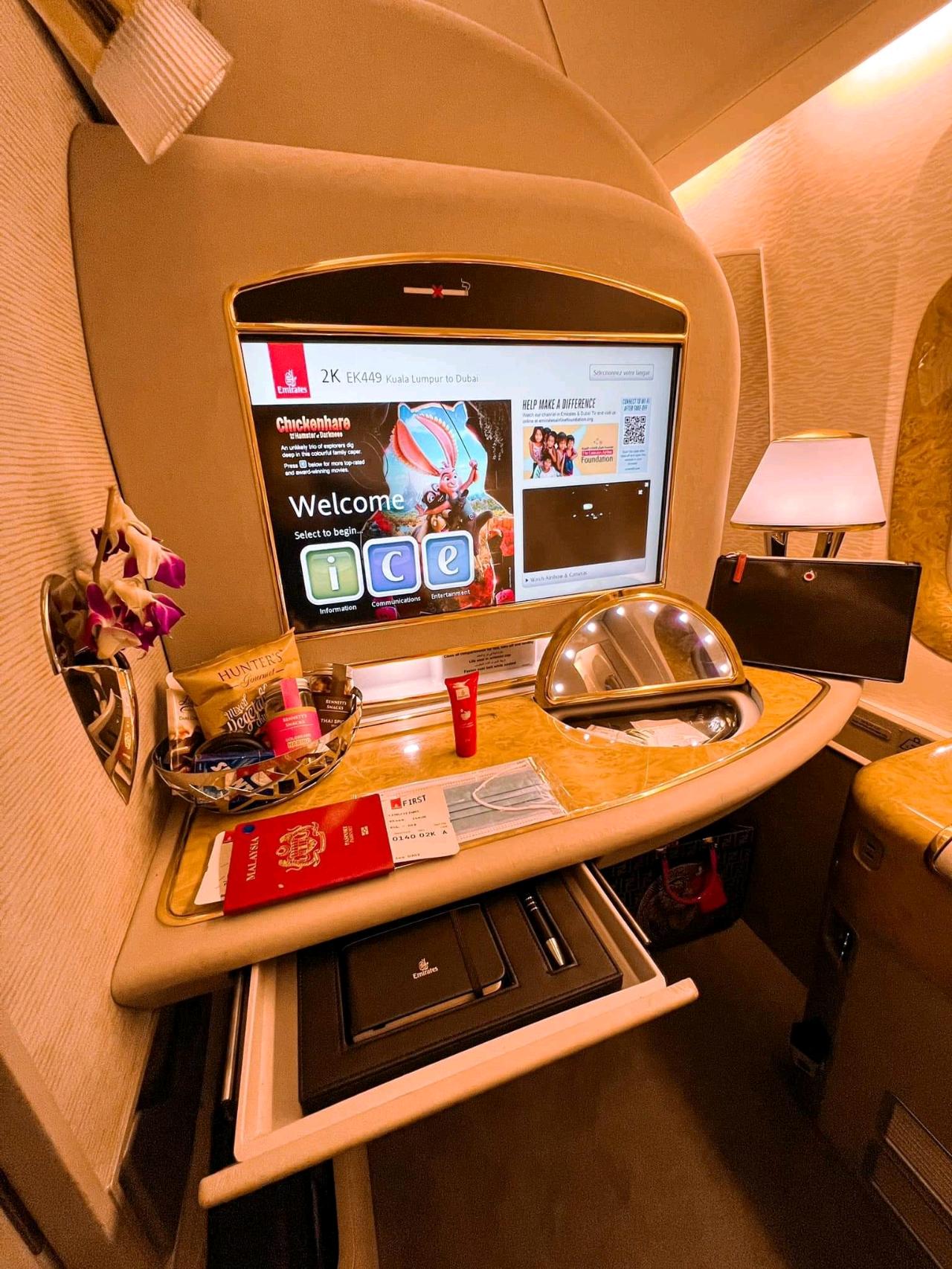 Emirates First Class B777 Malaysia to USA First class: 8 Private Suites / Business class: 42 angle flat seats / Economy class: 310 seats Bag: 32kg x 2pc + 7kg x