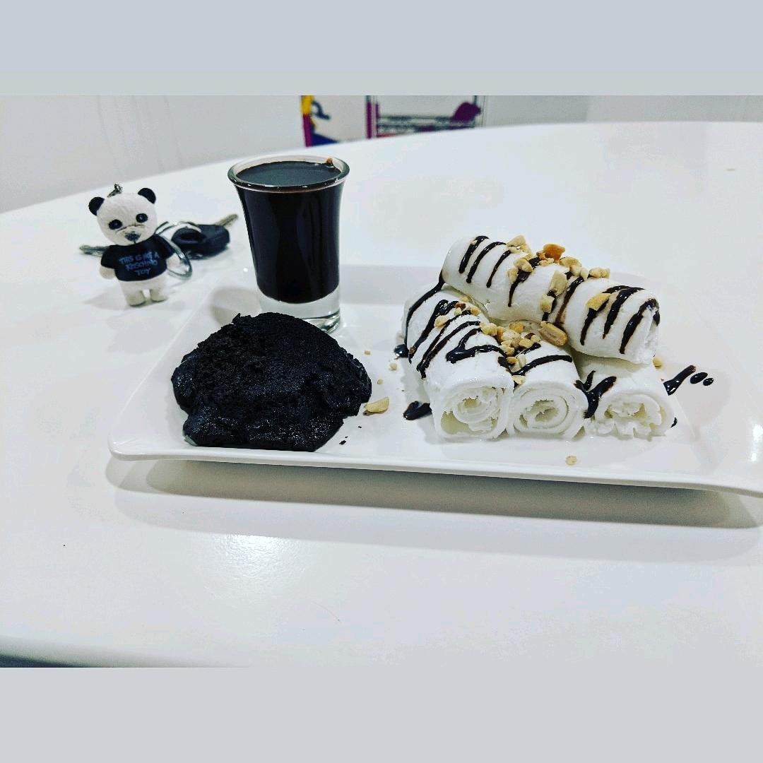 My eyes just gets rolled over,whenever i visit this Roll Over Icecream Shop🙄

Chocolate cake and Vanilla rolled icecream with Hot Choclate Sauce😍

Much needed 