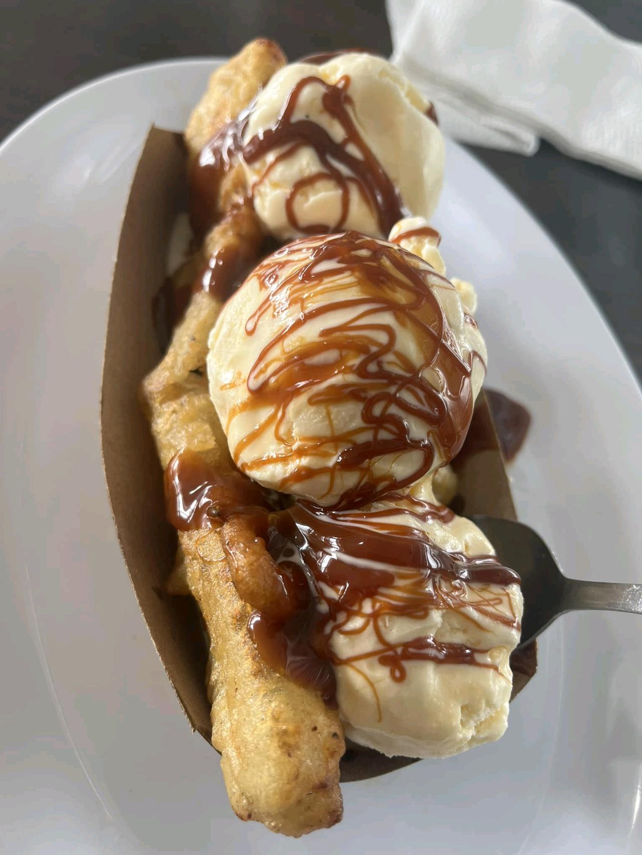 Deep fried #Banana split ! Betty's Authentic American #Burgers nearby in #rosarito #mexico 
