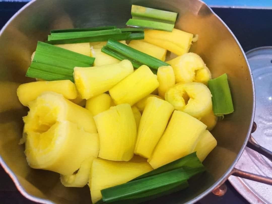 #khoaimi nấu với #nướcdừa 🌴 🥥 và #ládứa 🍍 cùng với nhau có mùi thơm và rất ngon 🤤 nhìn thôi đã muốn ăn 😋😋😋