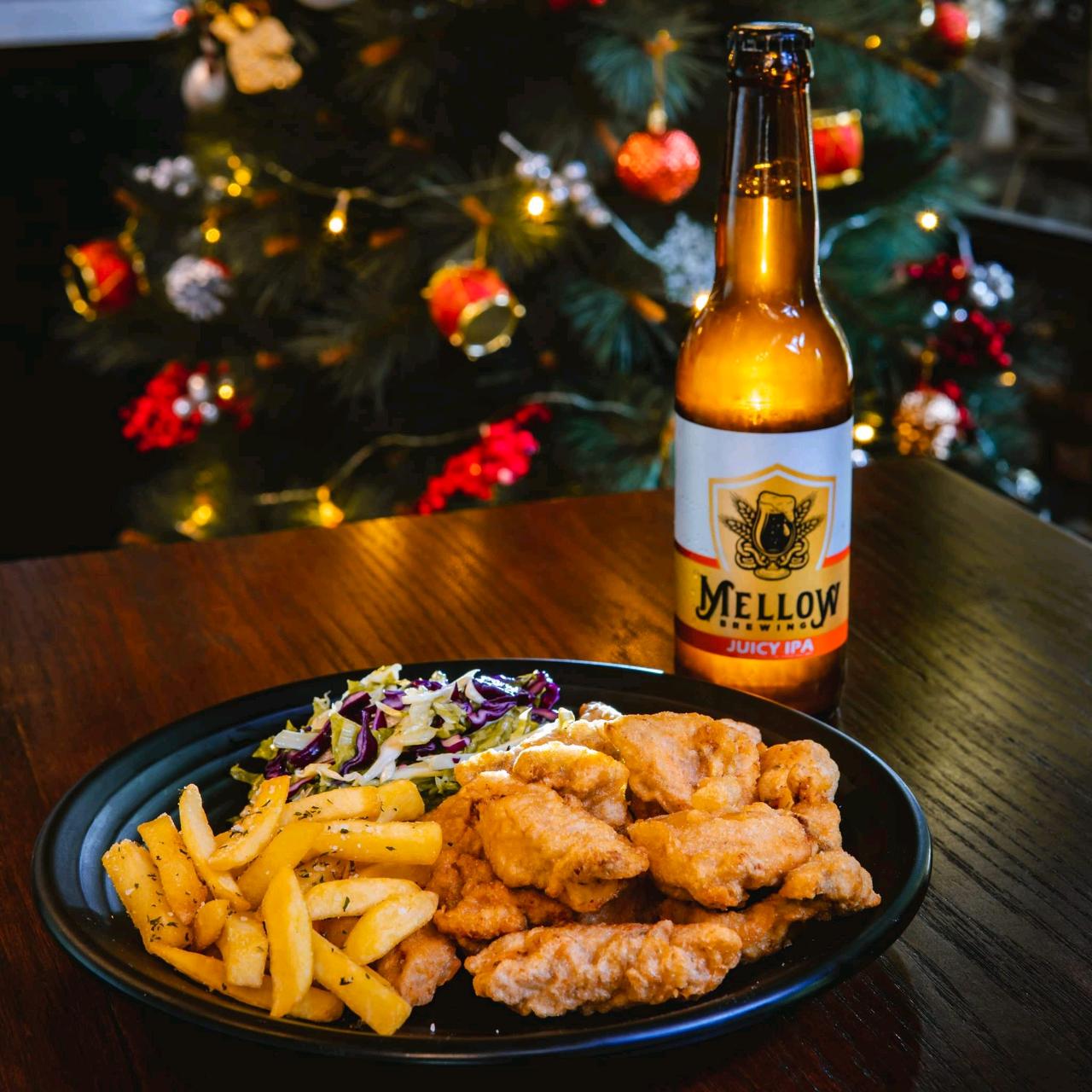 🍻 Free Flow #CraftBeer on Tap on Deme Hơi Hơi #IPA & 7Bridges Sunset Tangerine: 🍻
🍗Crispy Combo:
1 #FishNChips + 2 Whole Wings + 16 #ChickenNuggets + 2 Bottles 