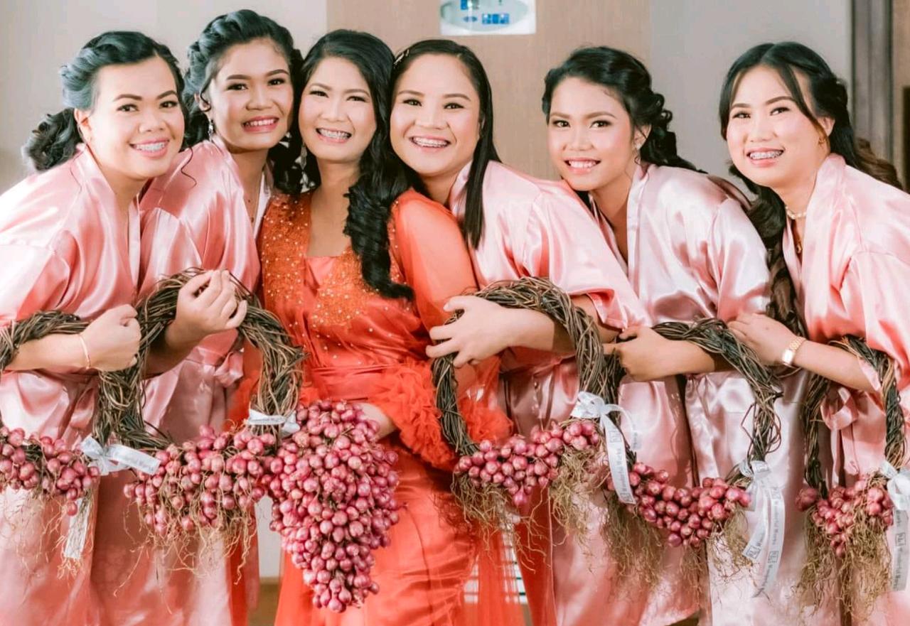 Philippino bride carries an onion bouquet #onionbouquet #philippinoonion #onionprice #onionluxuary 