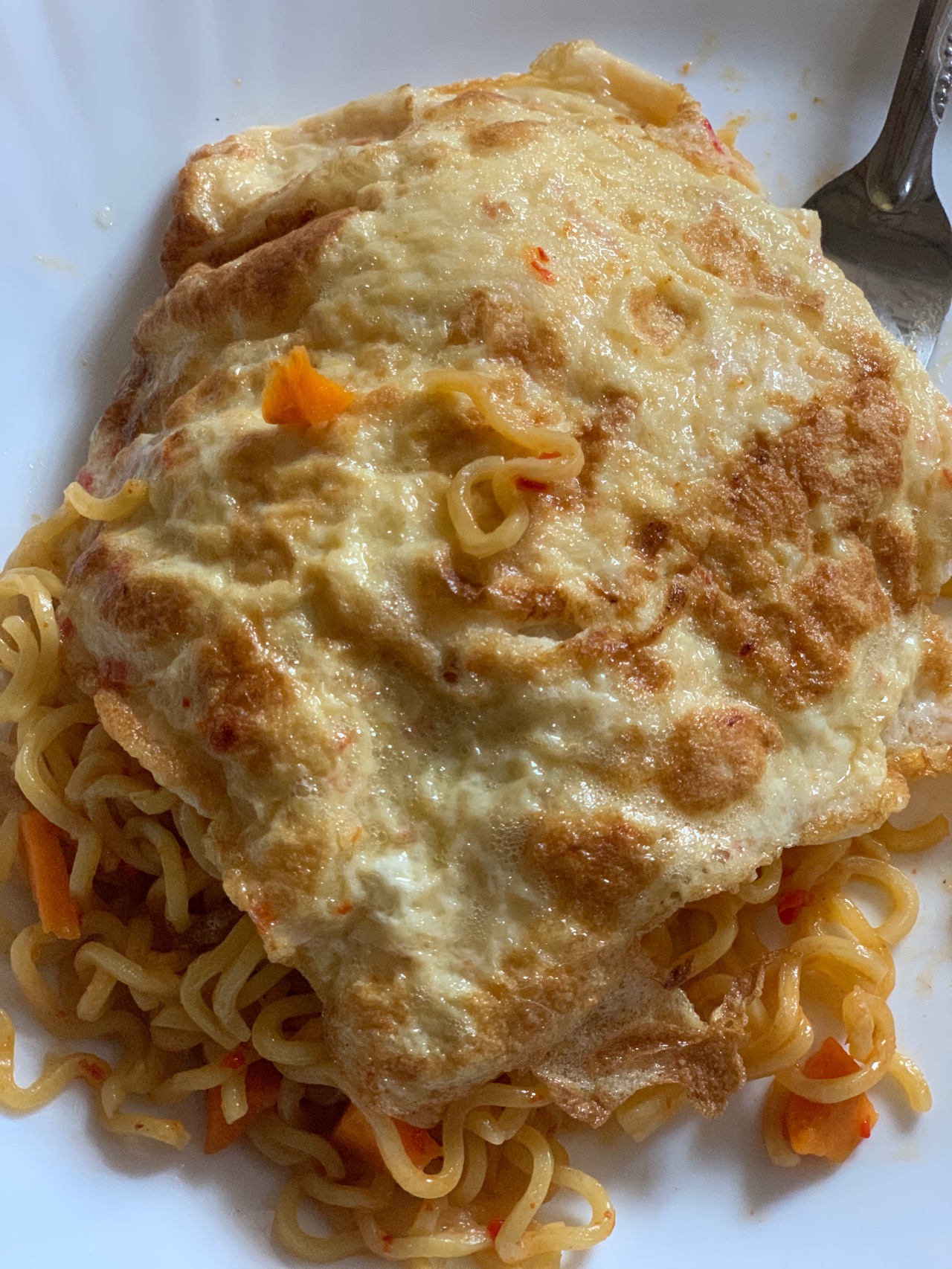 #cookingrecipehq  noodles with fried egg🥰🥰
ingredient -noodles-carrot-oil-onions -sweet corn -hotdog -egg-pepper