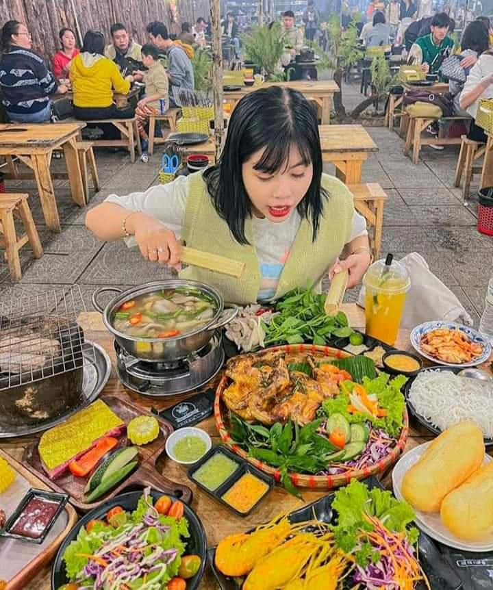 Tiệm gà Túk Túk, 1 quán ăn hội tụ đủ các yếu tố cần thiết cho mùa lễ Tết Đà Lạt đông khách: quán siêu rộng - có cả khu sân vườn và mái che, nhiều đồ ăn ngon và