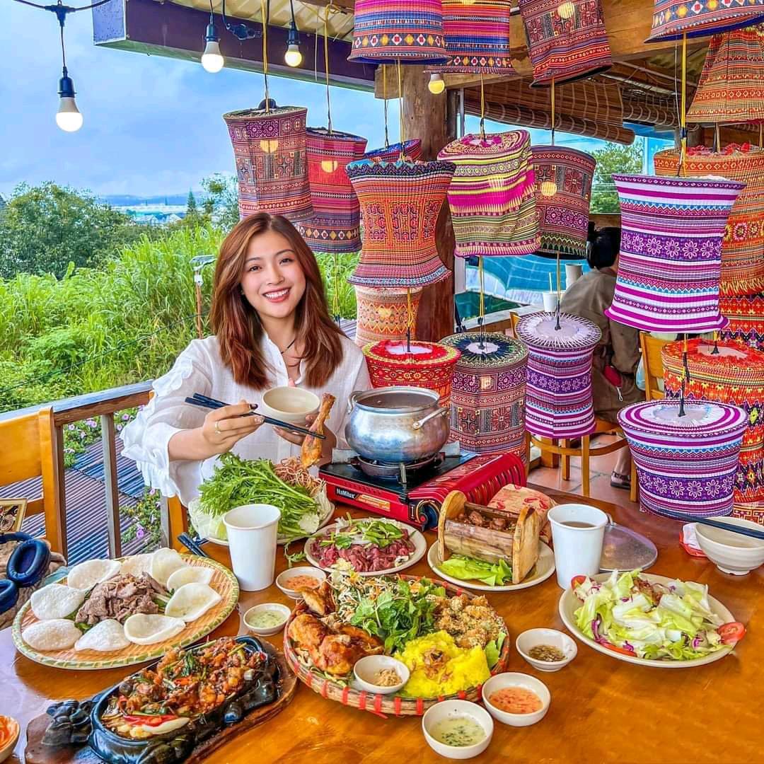 Yêu là phải nói, đói là phải ghé ngay CHỢ PHIÊN thưởng thức ẩm thực Tây Bắc‼️
—
Chợ Phiên Quán một địa điểm ăn uống đầy xinh xẻo mà mình mới phát hiện ra.