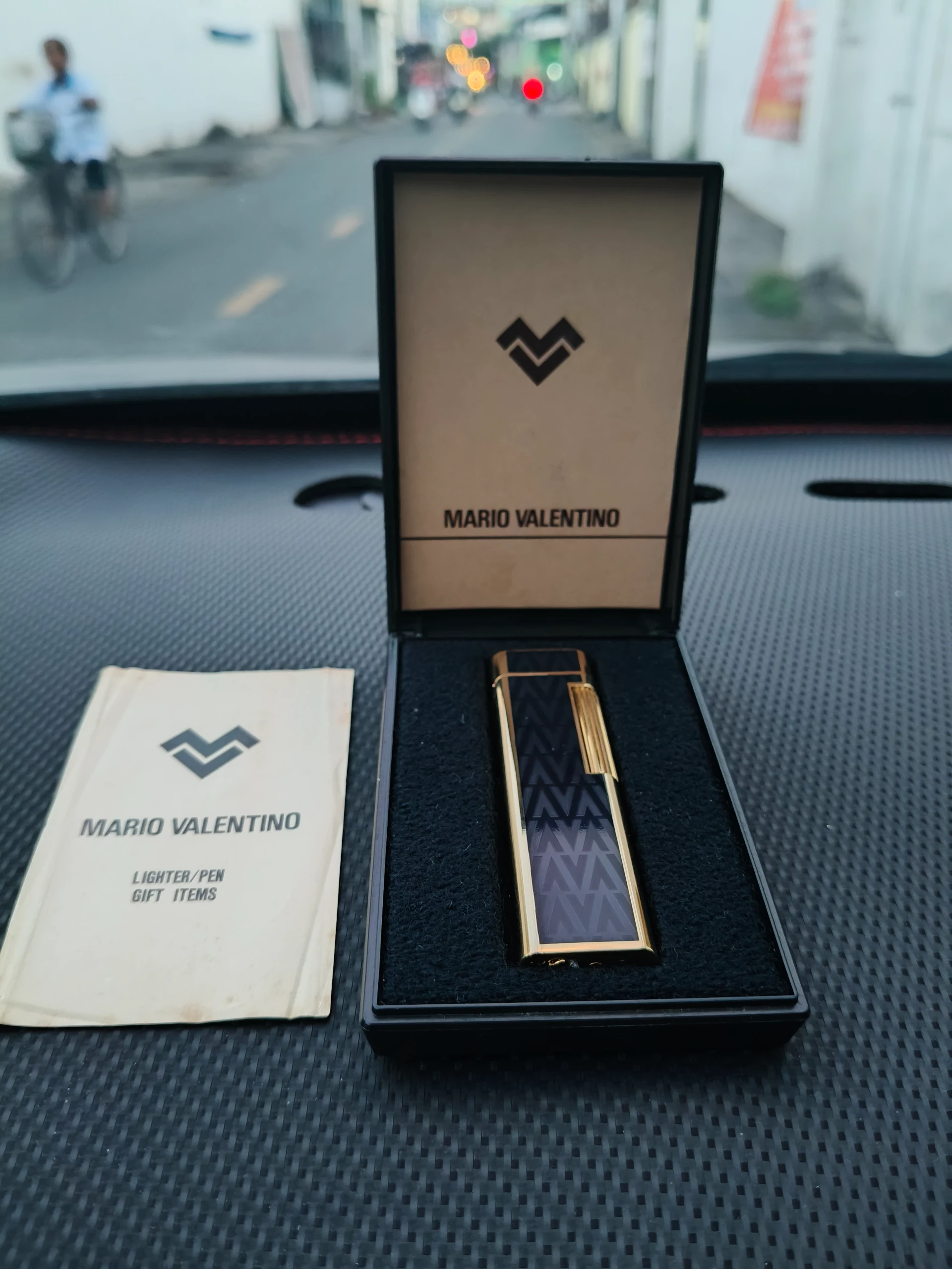 Bật lửa cổ VALENTINO — hình 1