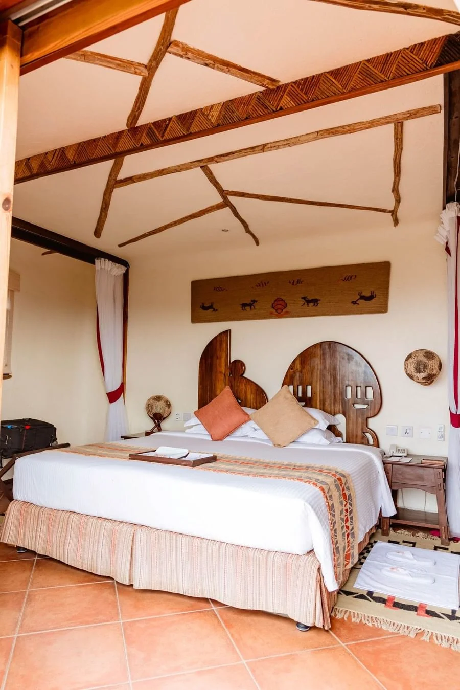 Double guest room at Serengeti Serena Safari Lodge with African-inspired decor, warm tones and a comfortable safari-style bed.