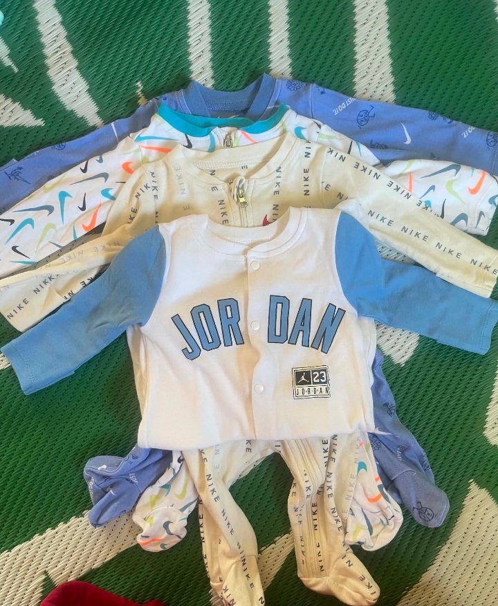 Lot de 3 grenouillères Nike et 1 Jordan pour bébé photo 1