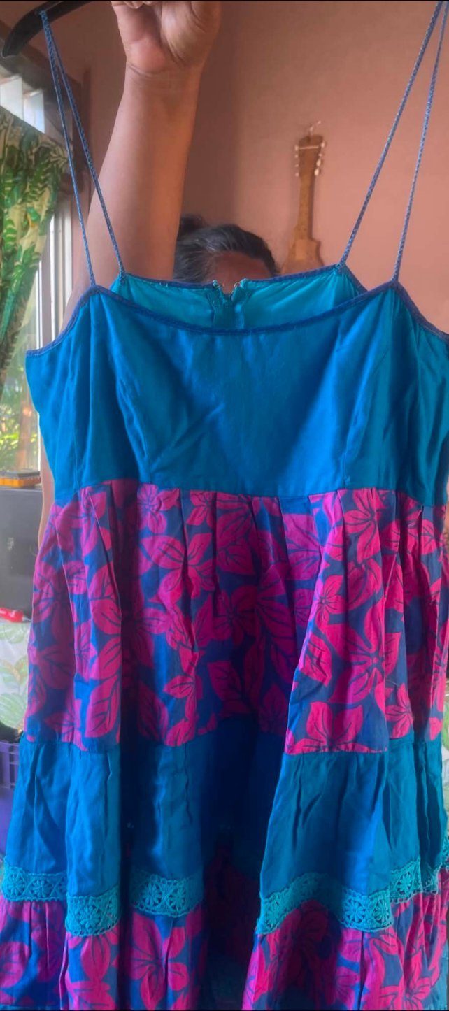 Robe d'été fleurie bleu et fuchsia et robe verte avec des manches photo 1