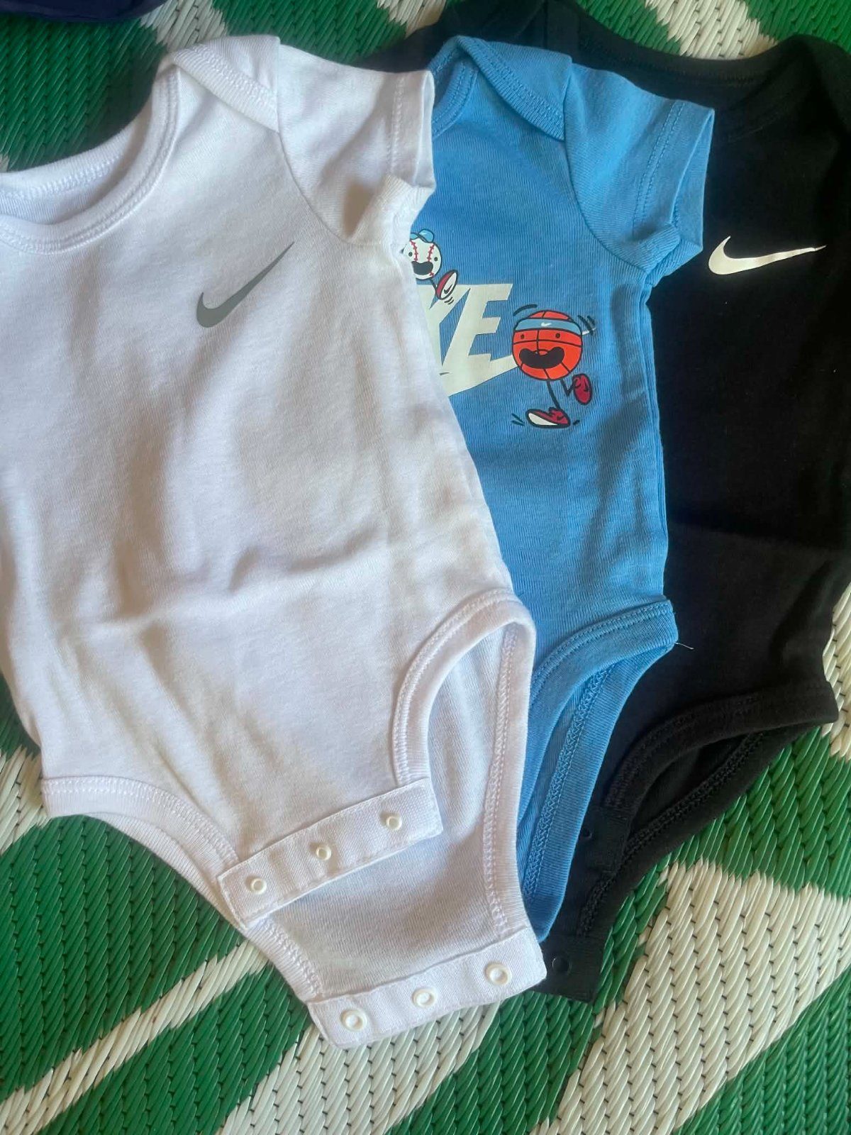 Lot de 3 bodys bébé Nike, confort et style pour les tout-pet photo 1