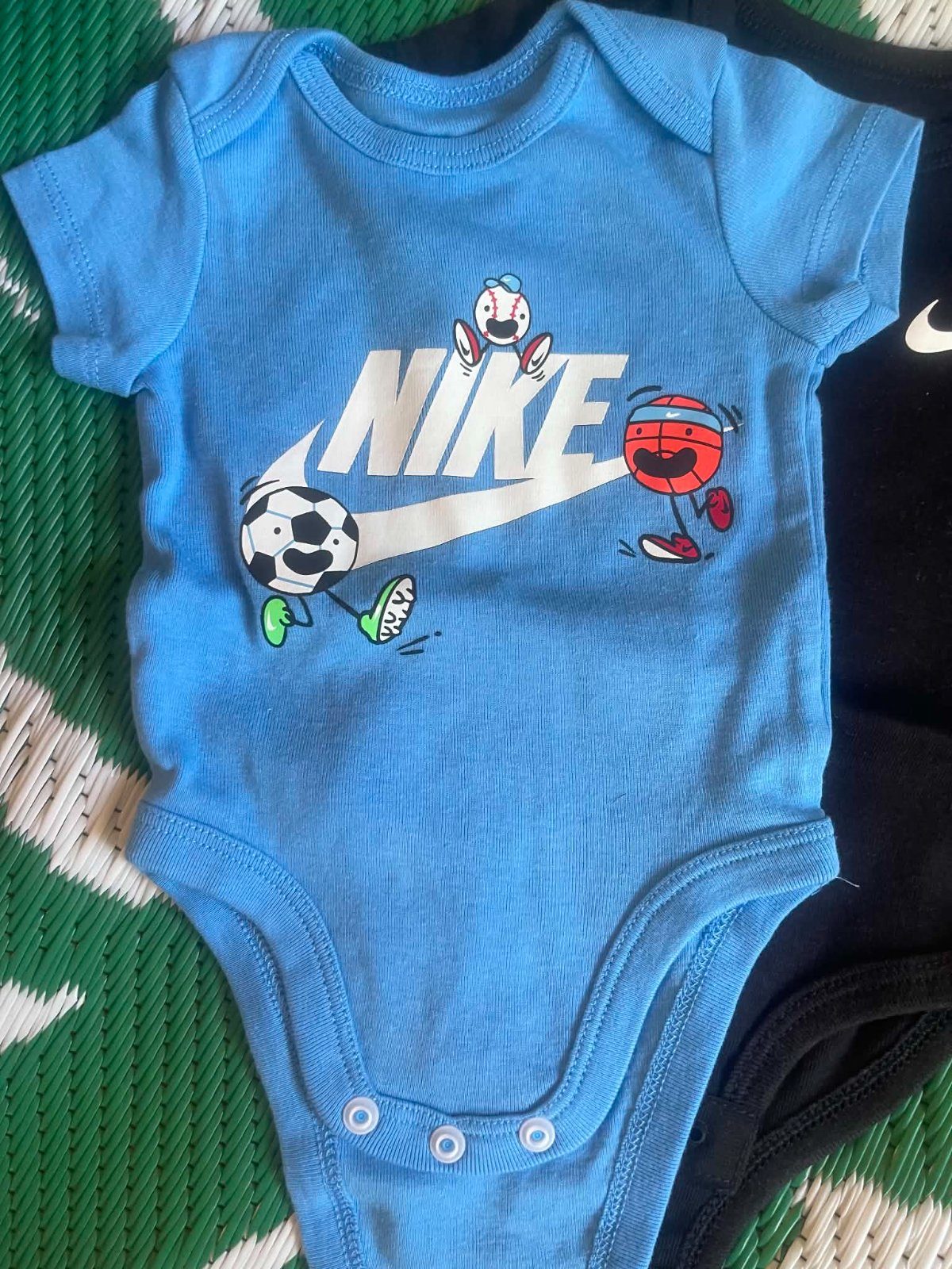 Lot de 3 bodys bébé Nike, confort et style pour les tout-pet photo 2