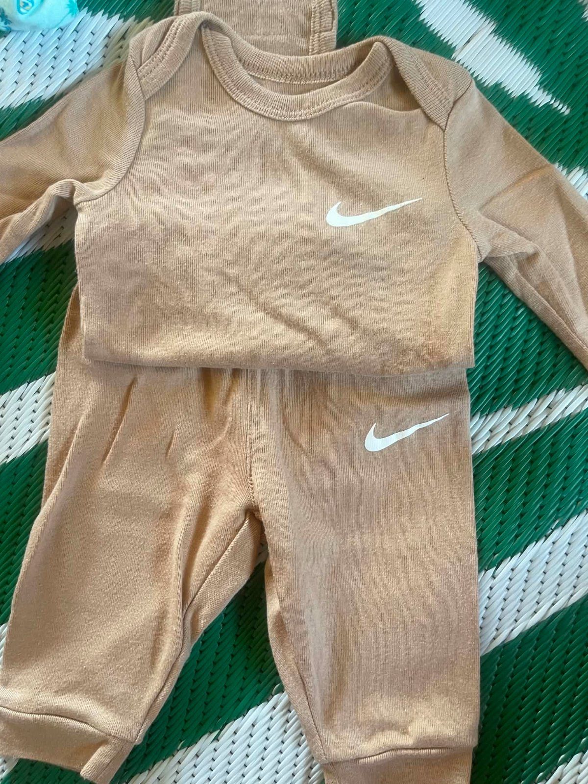 Ensemble bébé Nike doux et confortable photo 1