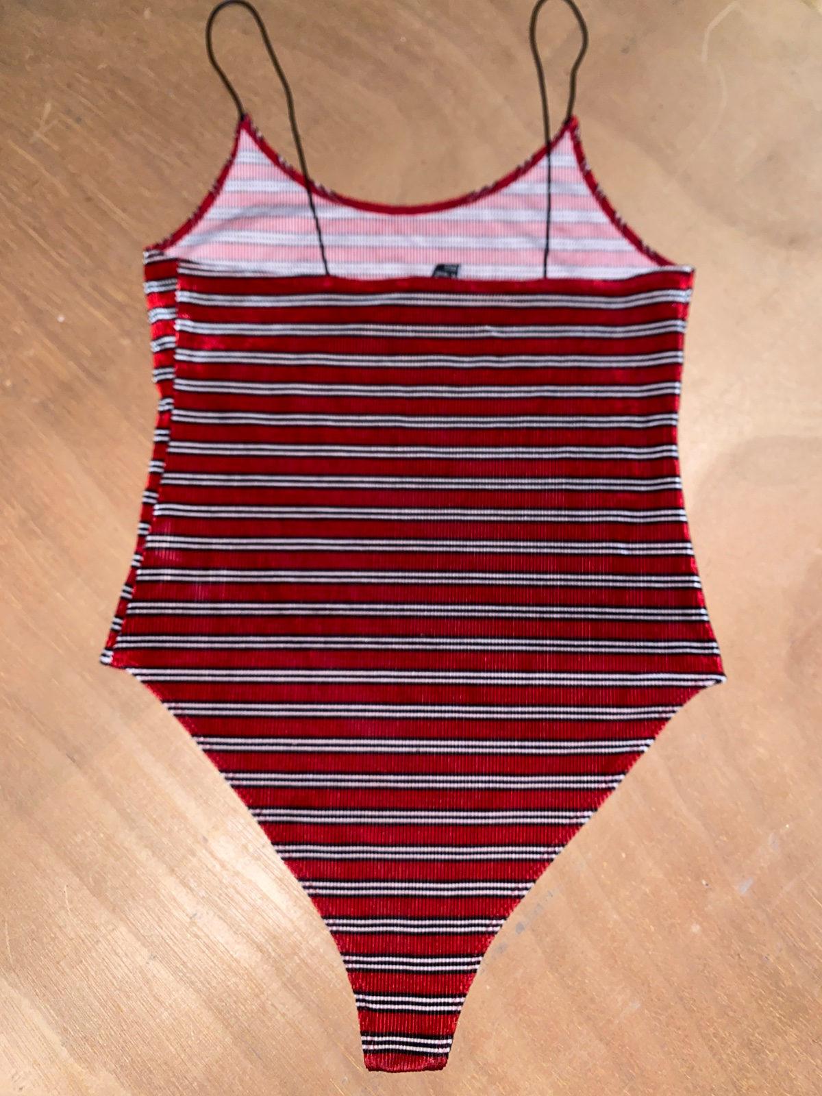 Body rayé rouge et blanc à fines bretelles photo 1