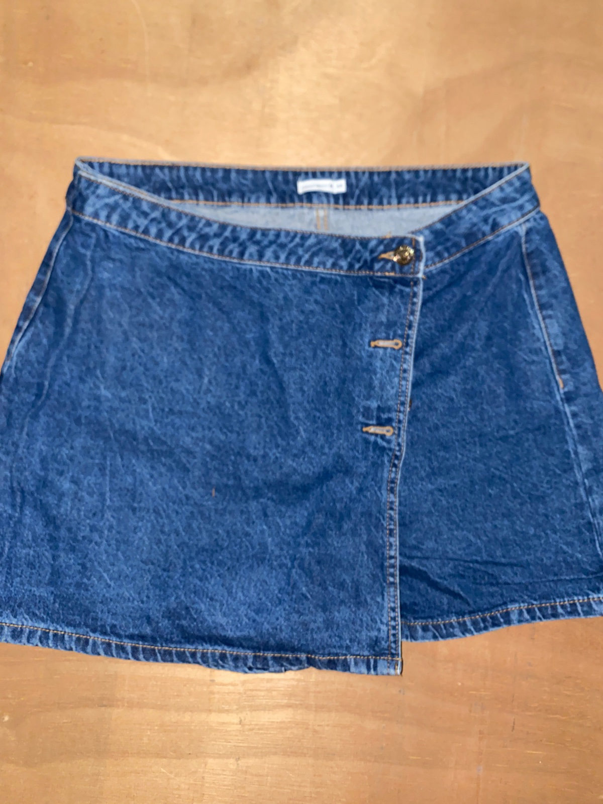 Jupe short en jean effet délavé avec boutons dorés photo 1
