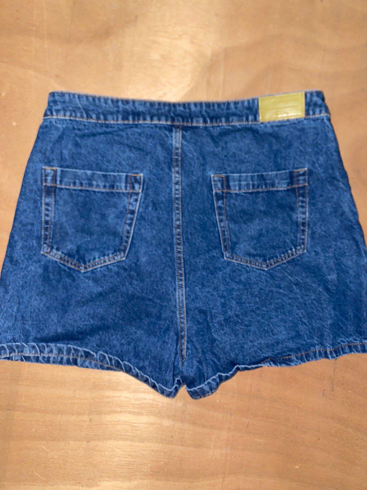 Jupe short en jean effet délavé avec boutons dorés photo 2