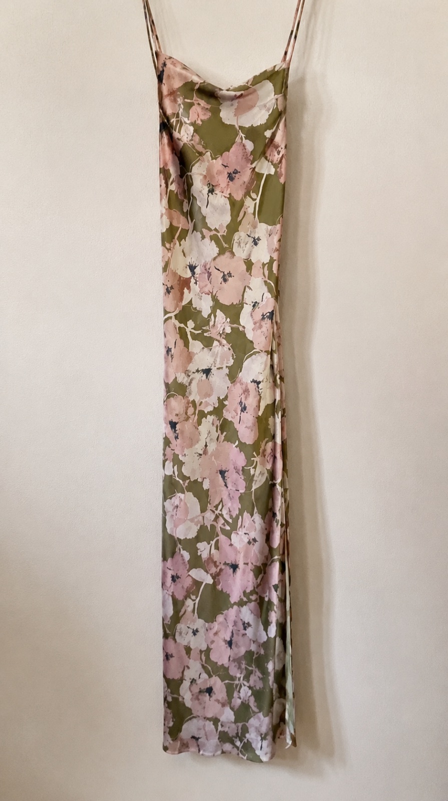 Robe longue satinée kaki à fleurs roses, fines bretelles et dos croisé photo 1