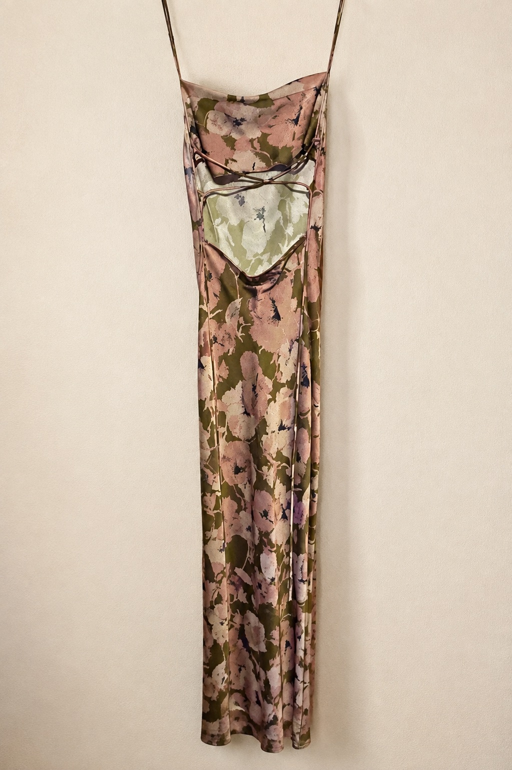 Robe longue satinée kaki à fleurs roses, fines bretelles et dos croisé photo 2