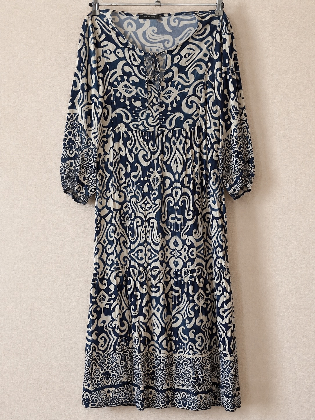 Robe longue bohème bleu marine et écru, imprimé graphique, manches longues et col à nouer. photo 1