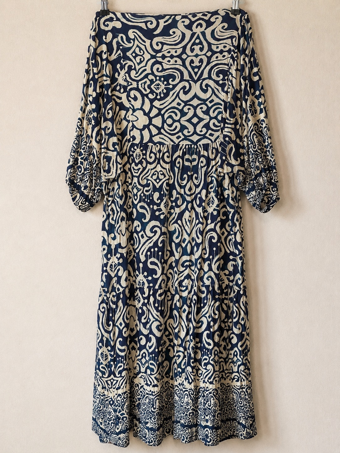 Robe longue bohème bleu marine et écru, imprimé graphique, manches longues et col à nouer. photo 2