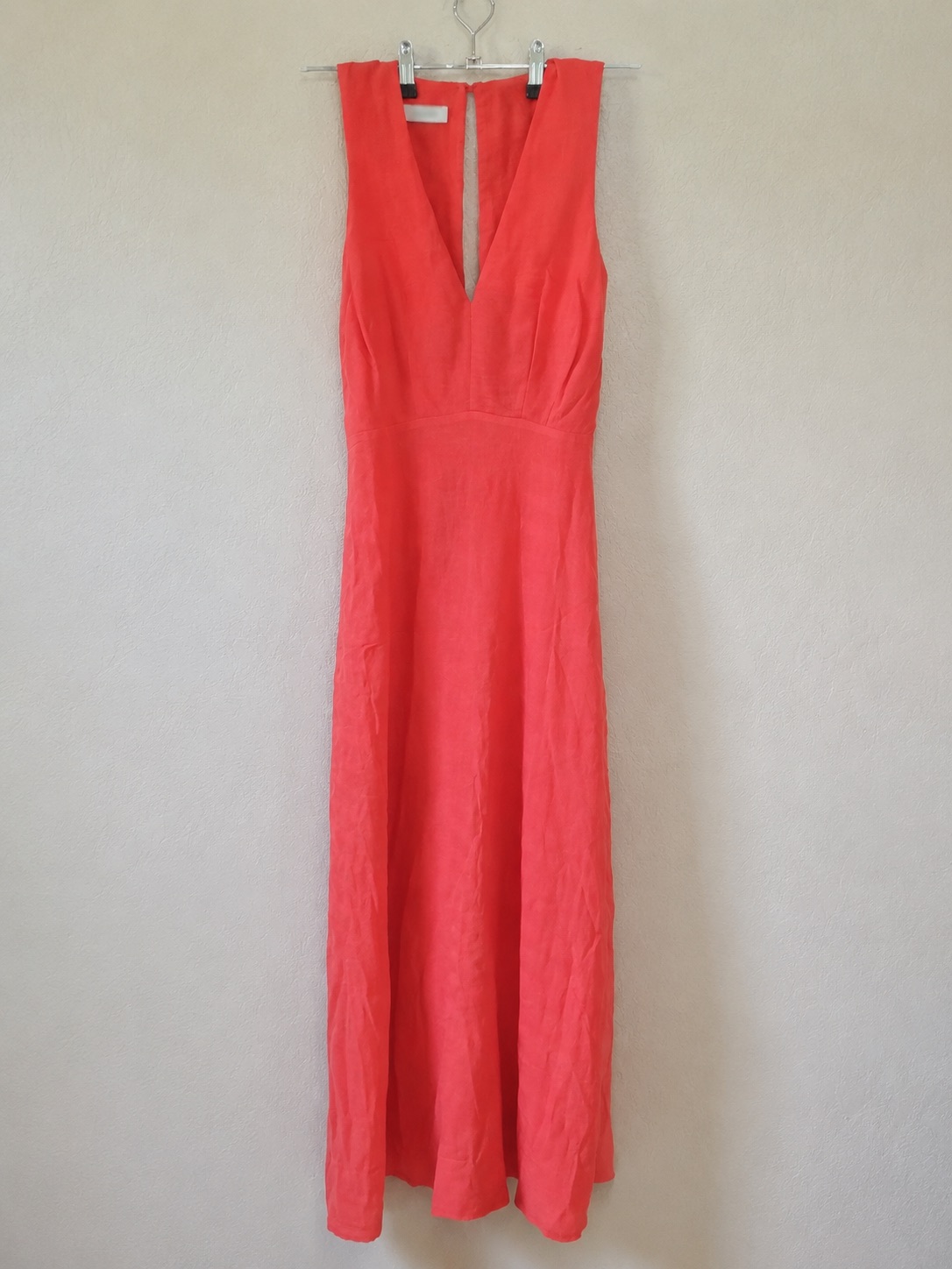 Robe longue corail fluide sans manches, décolleté en V, dos ajouré et liens à nouer. photo 1