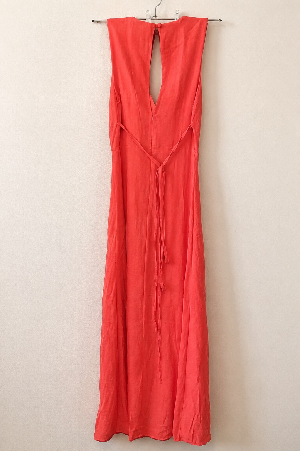 Robe longue corail fluide sans manches, décolleté en V, dos ajouré et liens à nouer. photo 2