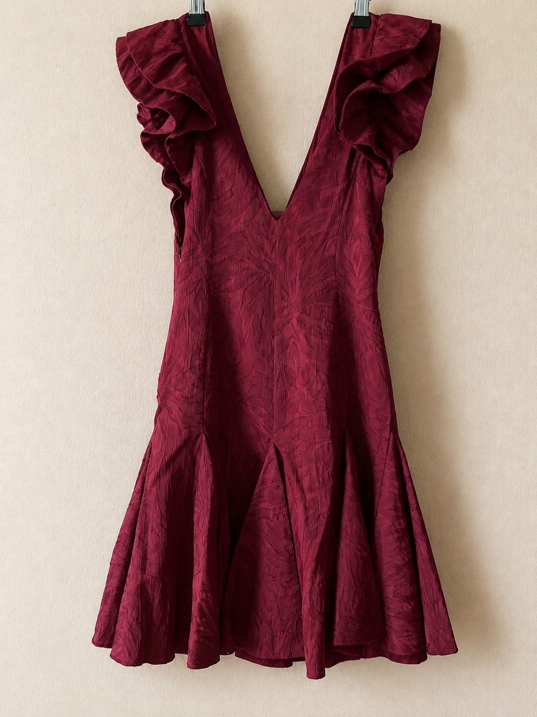 Robe courte bordeaux texturée à volants et jupe évasée. photo 1