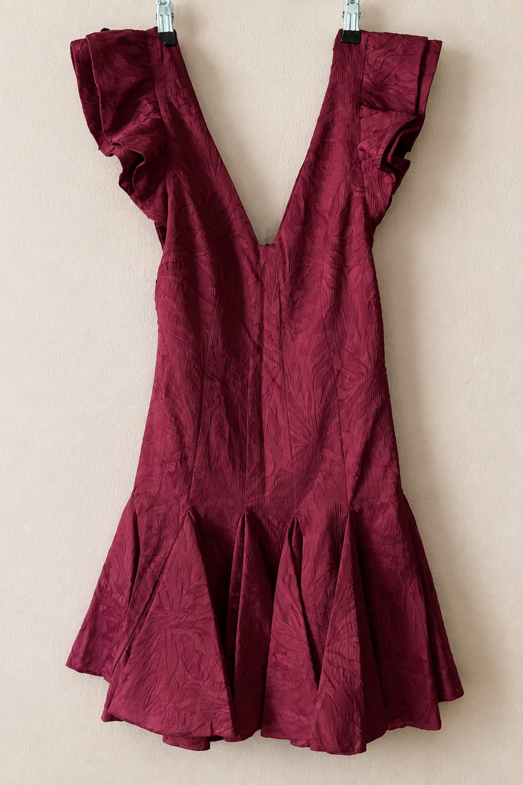 Robe courte bordeaux texturée à volants et jupe évasée. photo 2