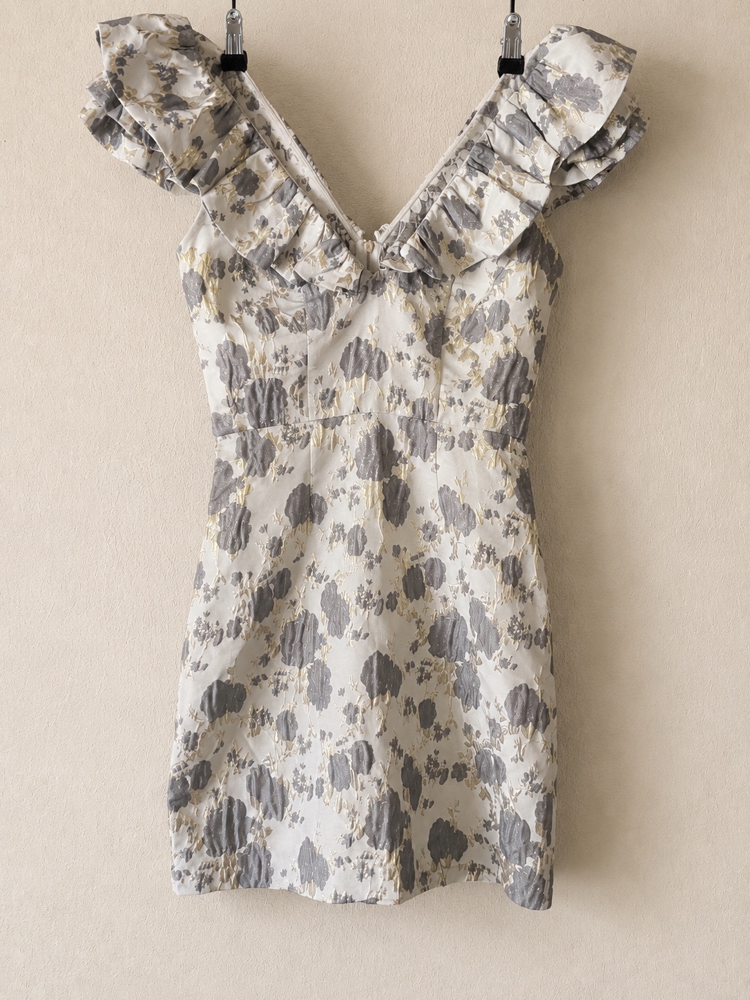 Robe courte ivoire en jacquard floral gris et doré, décolleté en V et volants aux épaules. photo 1