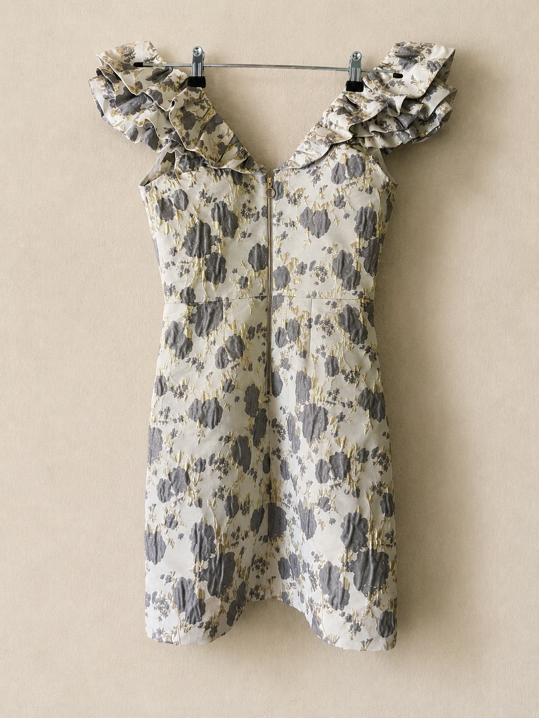 Robe courte ivoire en jacquard floral gris et doré, décolleté en V et volants aux épaules. photo 2