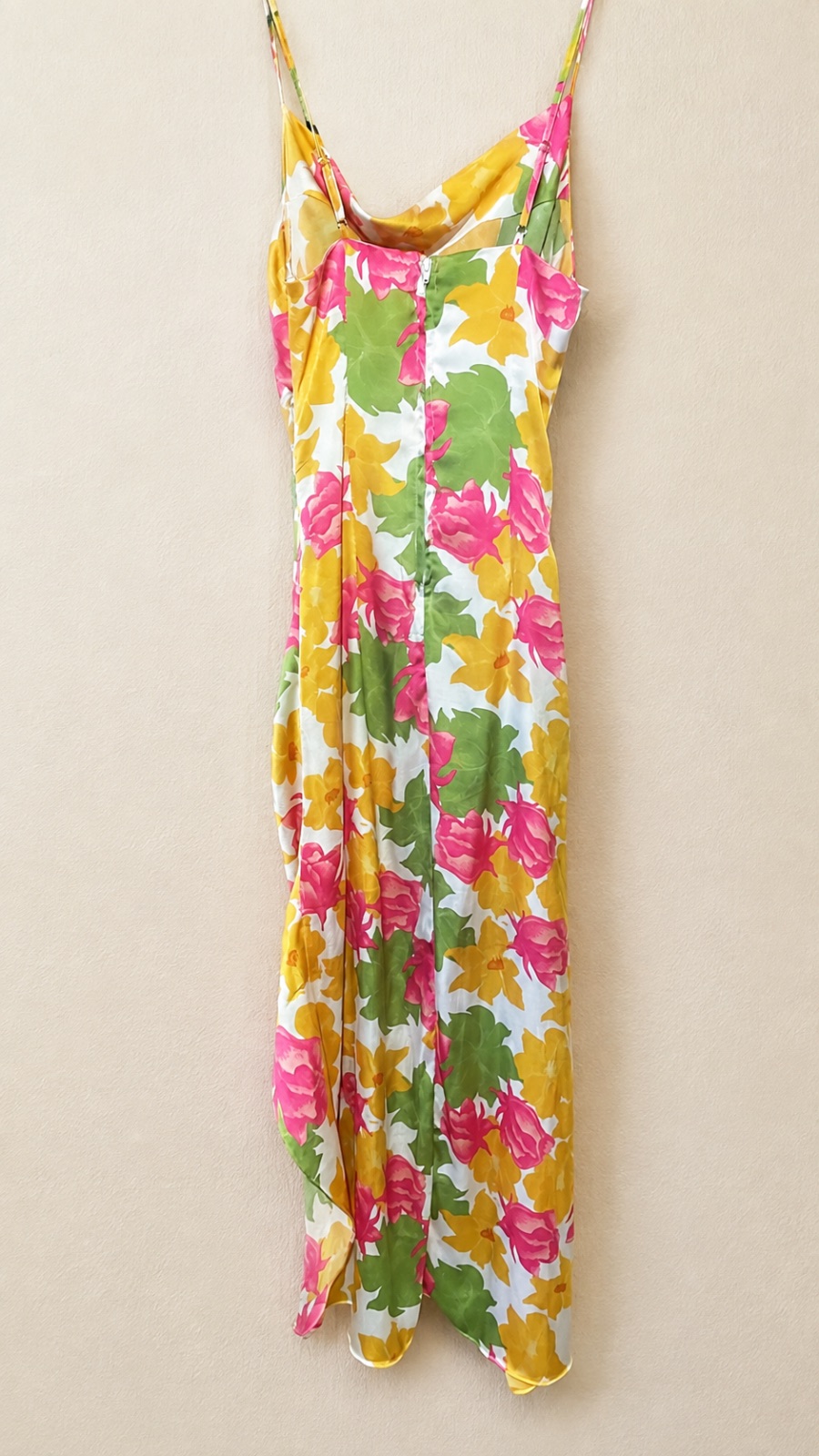 Robe longue satinée à fleurs multicolores, fines bretelles et col bénitier photo 1