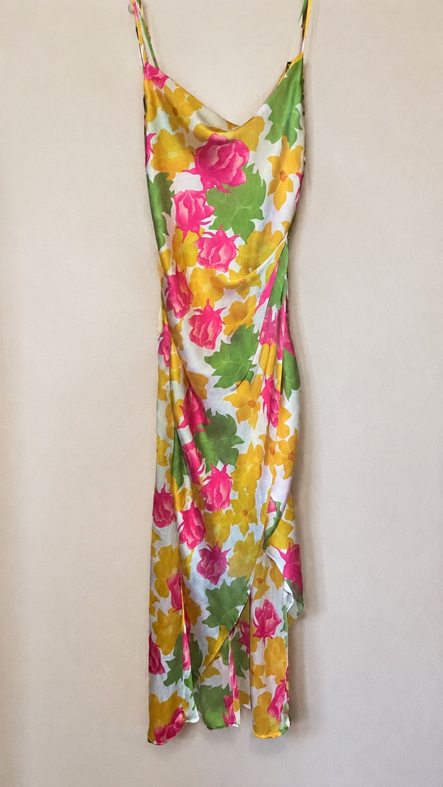 Robe longue satinée à fleurs multicolores, fines bretelles et col bénitier photo 2