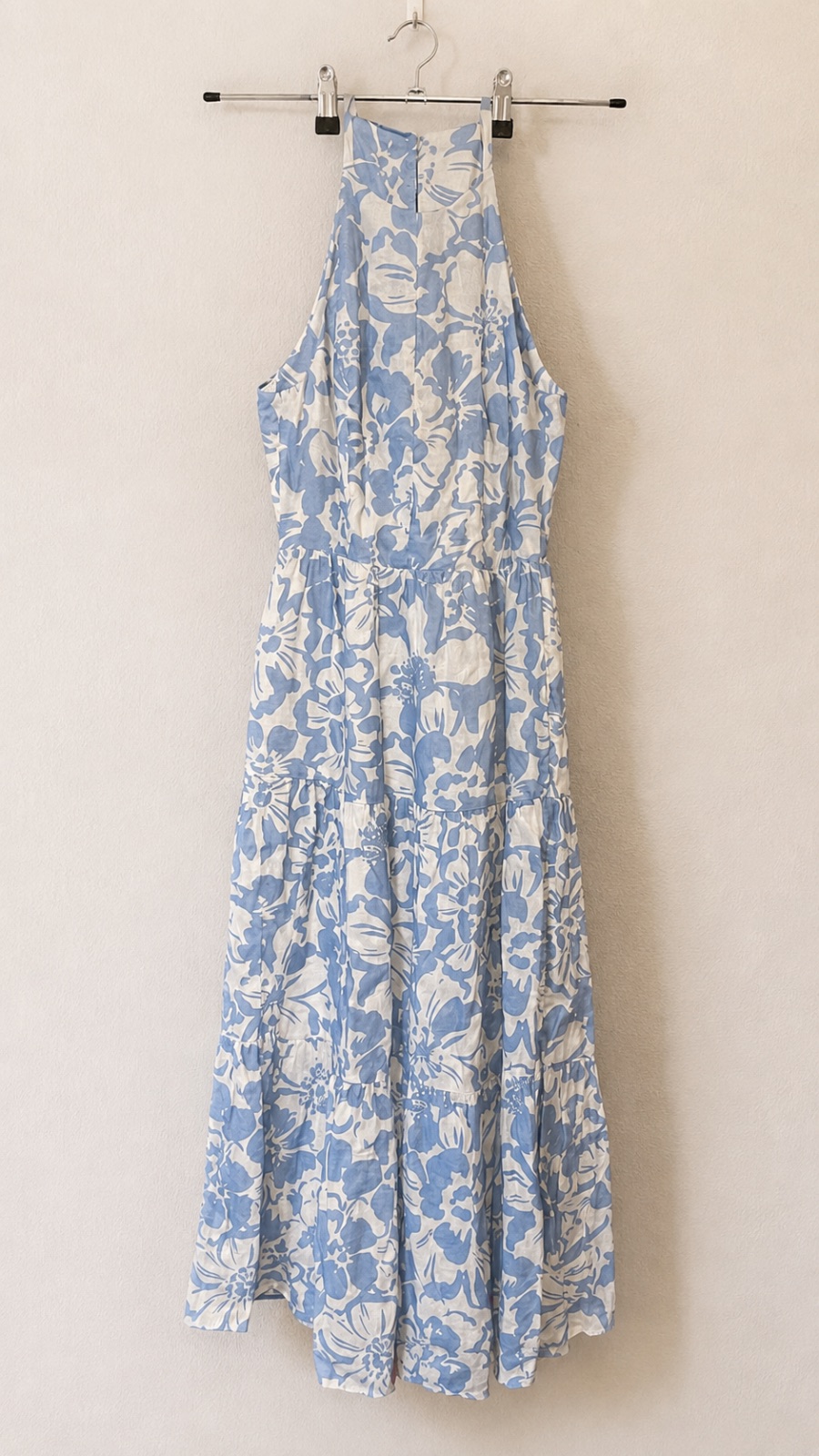 Robe longue bleu et blanc à imprimé floral, col halter et jupe à volants photo 1