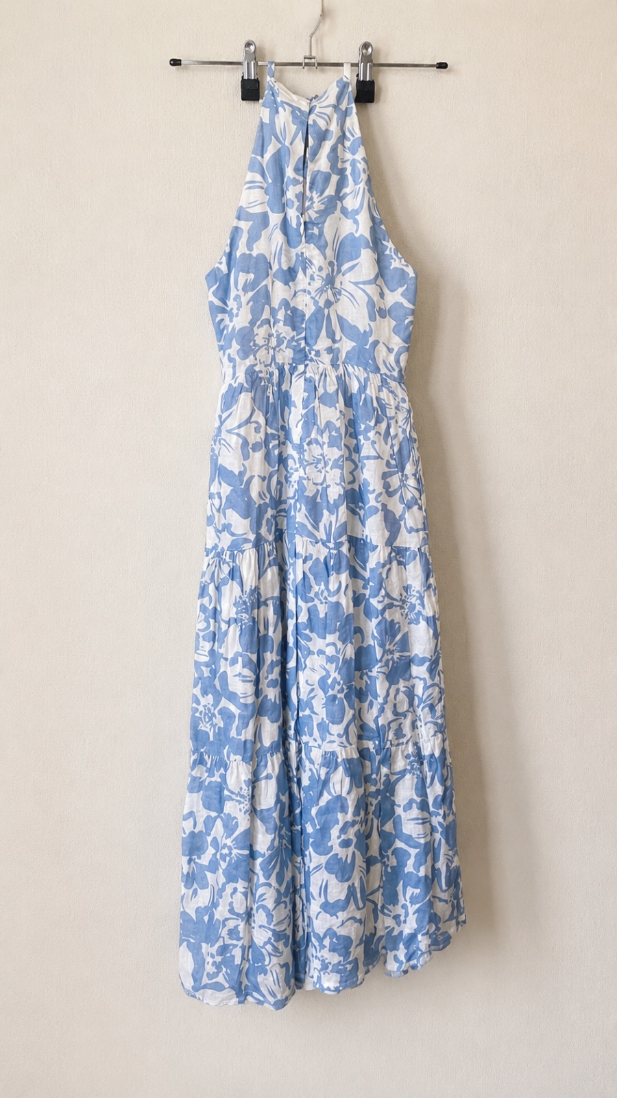 Robe longue bleu et blanc à imprimé floral, col halter et jupe à volants photo 2