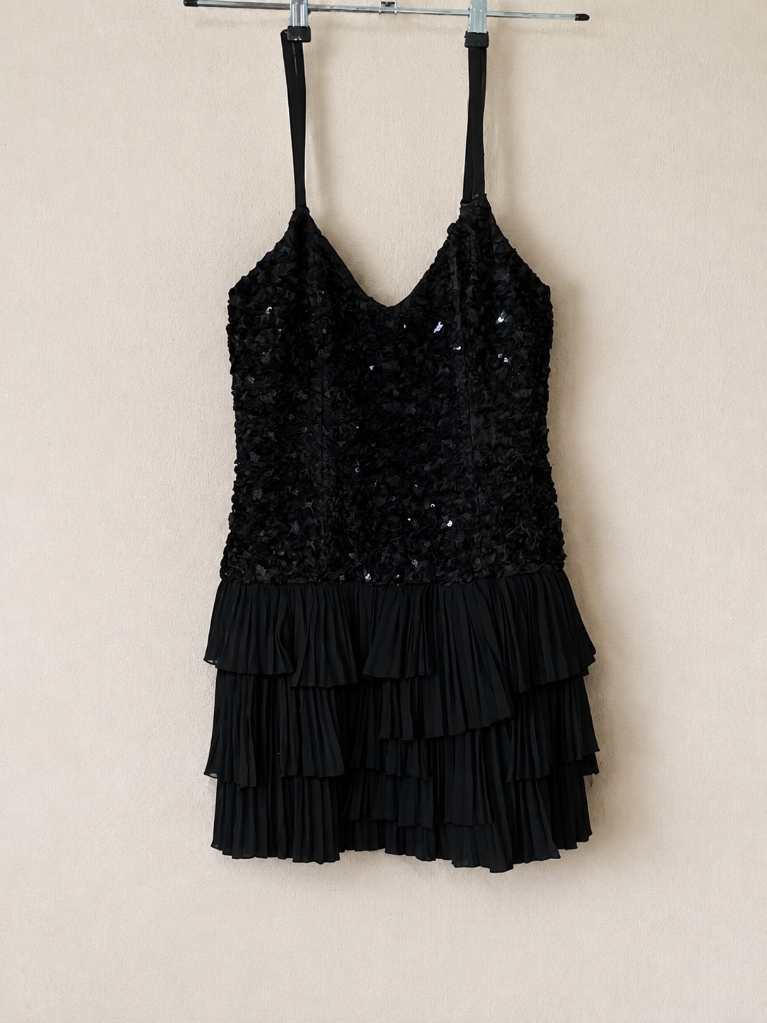 Robe courte noire de soirée à sequins, fines bretelles et jupe à volants plissés. photo 1