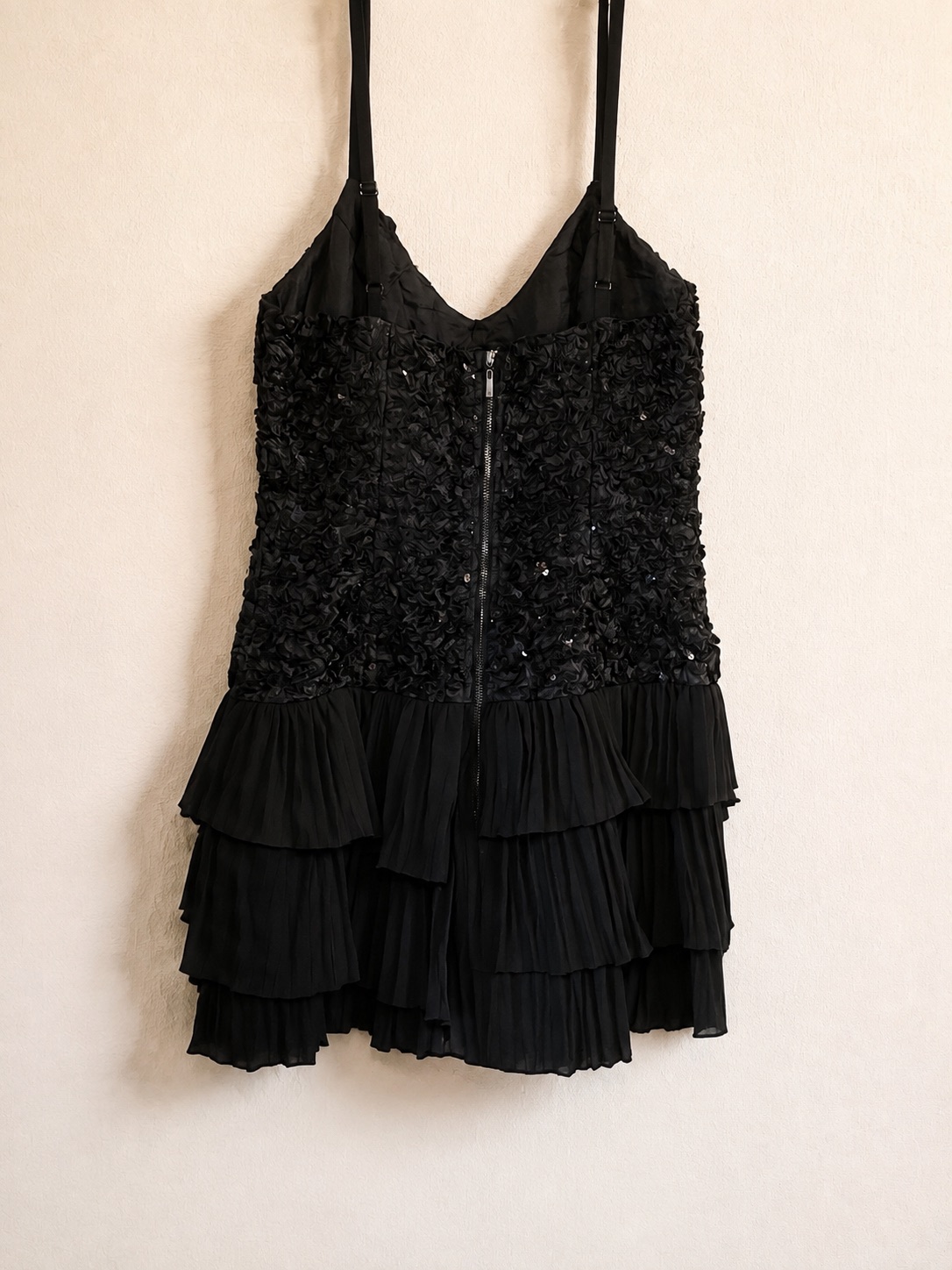Robe courte noire de soirée à sequins, fines bretelles et jupe à volants plissés. photo 2