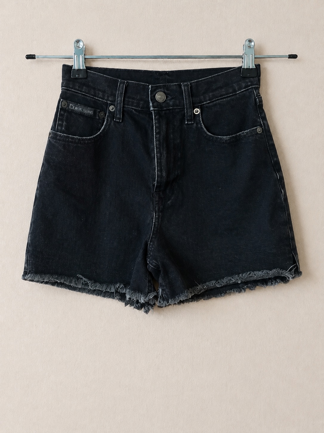 Short Calvin Klein en jean noir taille haute à ourlet effiloché photo 1