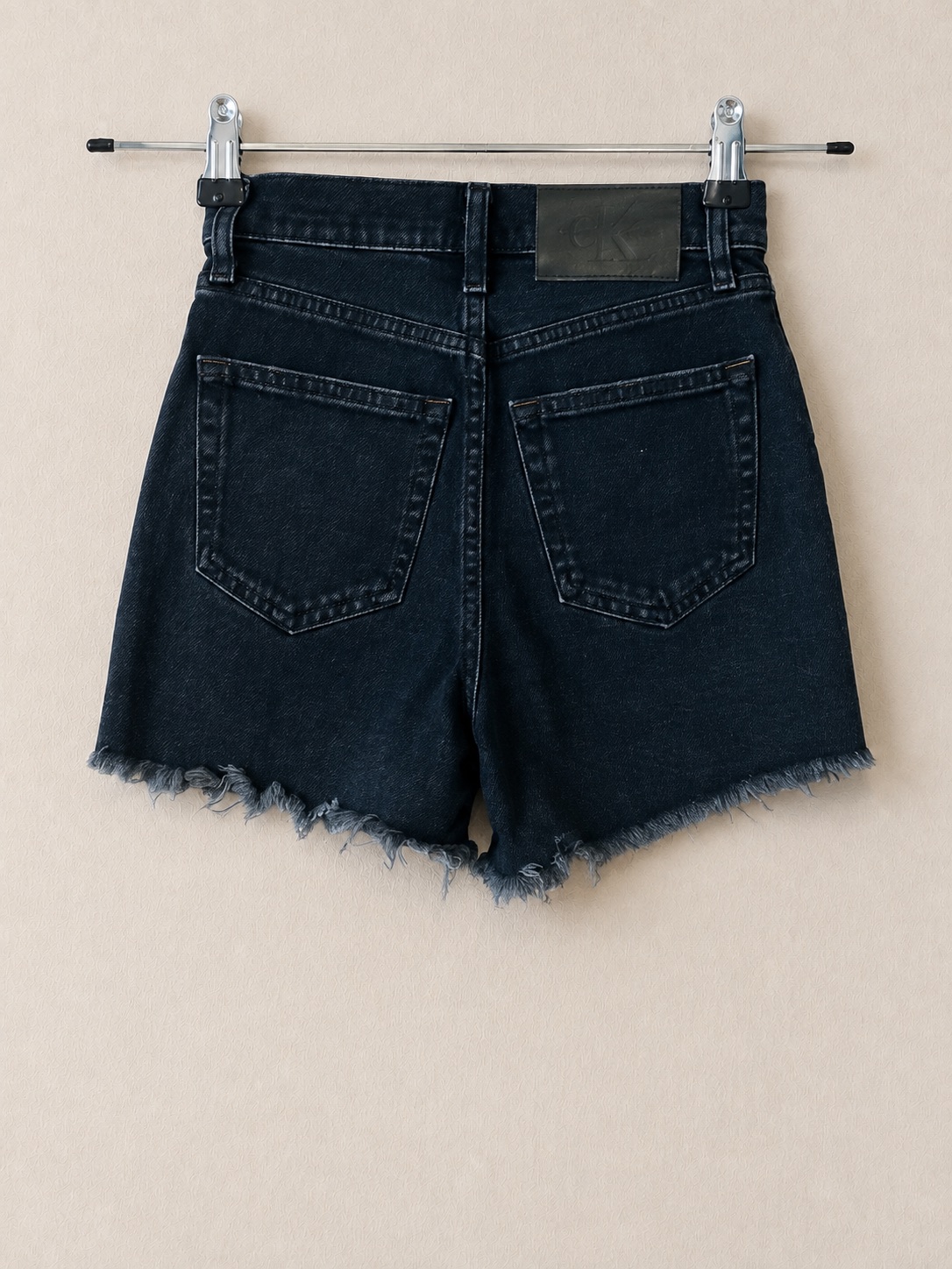 Short Calvin Klein en jean noir taille haute à ourlet effiloché photo 2