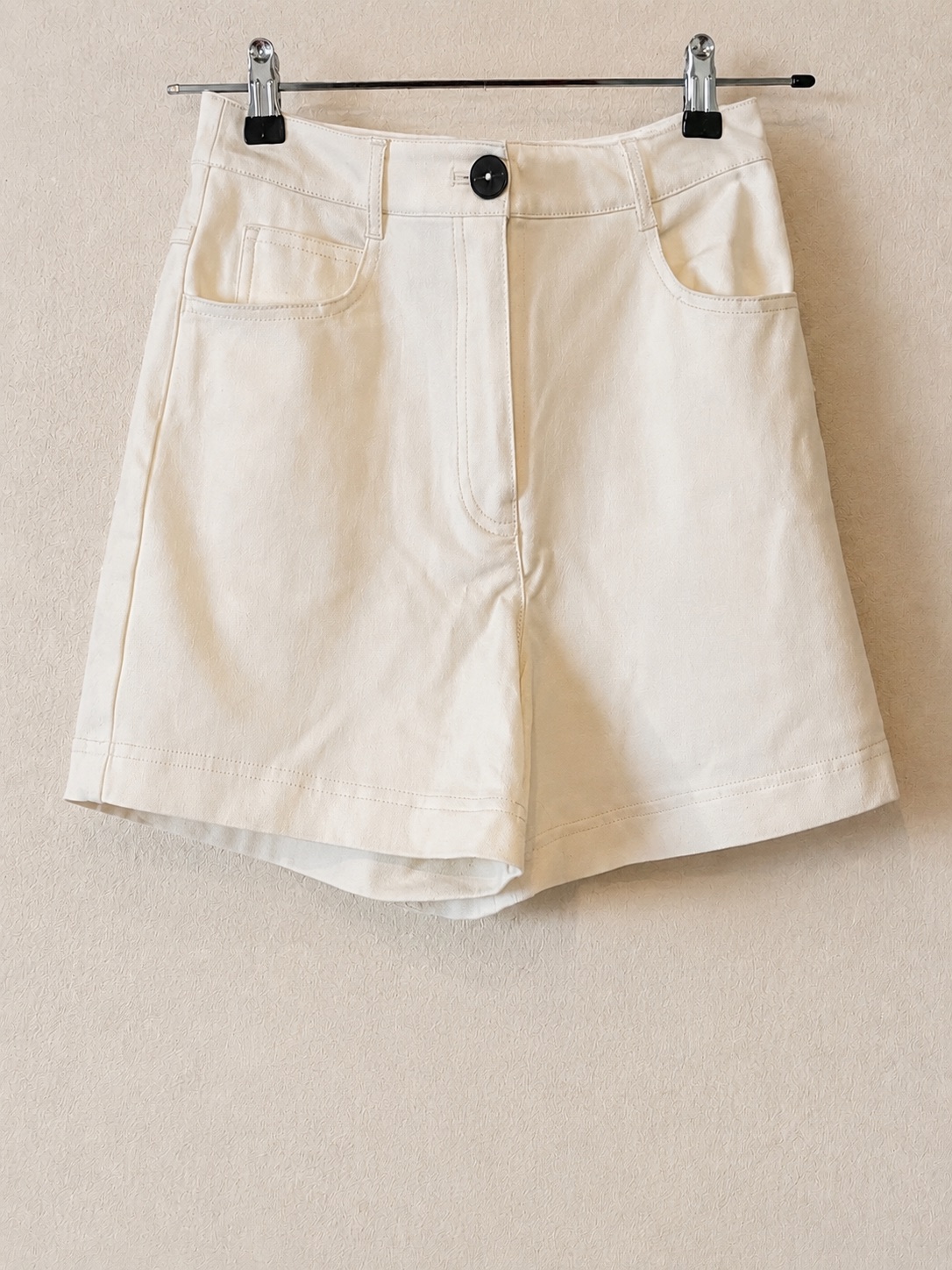 Short écru/blanc taille haute coupe jean à poches photo 1
