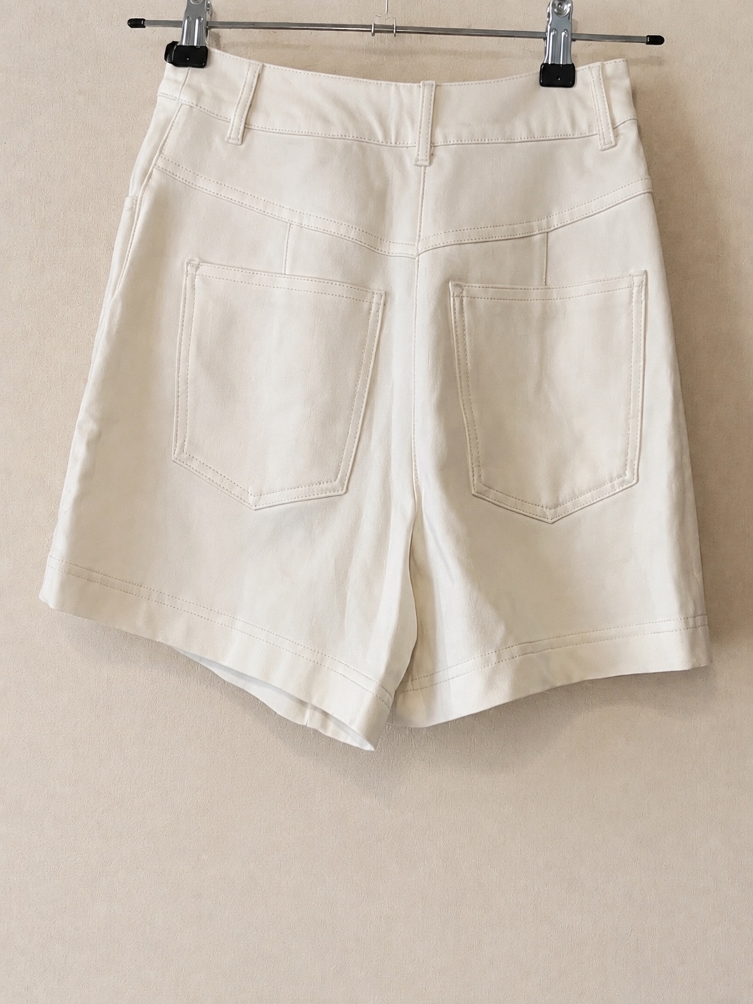 Short écru/blanc taille haute coupe jean à poches photo 2