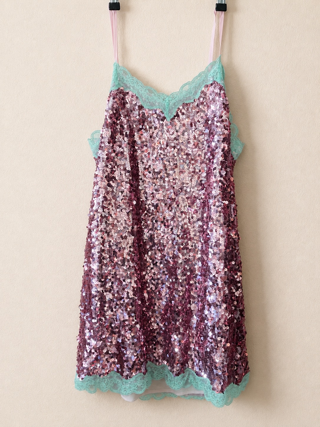 Robe courte o nuisette rose à sequins, dentelle vert menthe et fines bretelles. photo 1