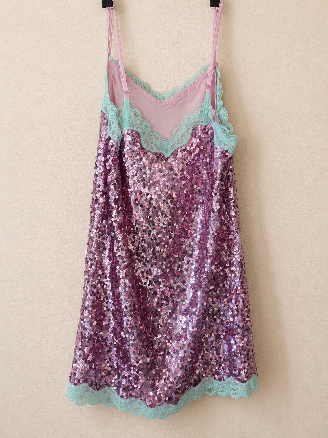 Robe courte o nuisette rose à sequins, dentelle vert menthe et fines bretelles. photo 2