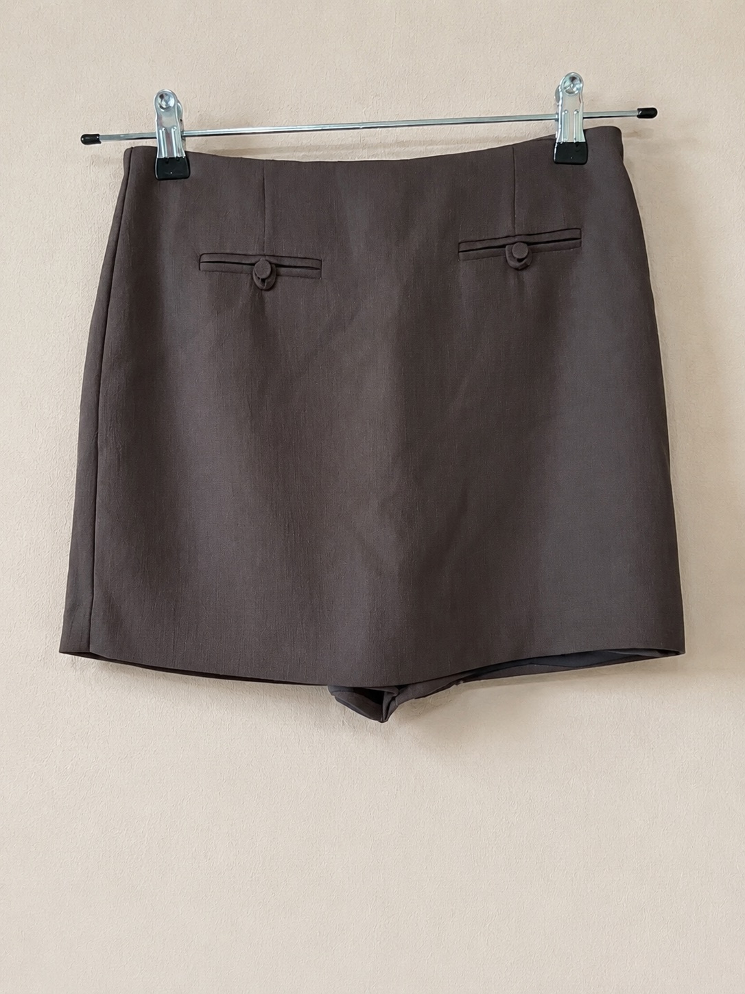 Jupe-Short habillée taupe à poches boutonnées photo 1