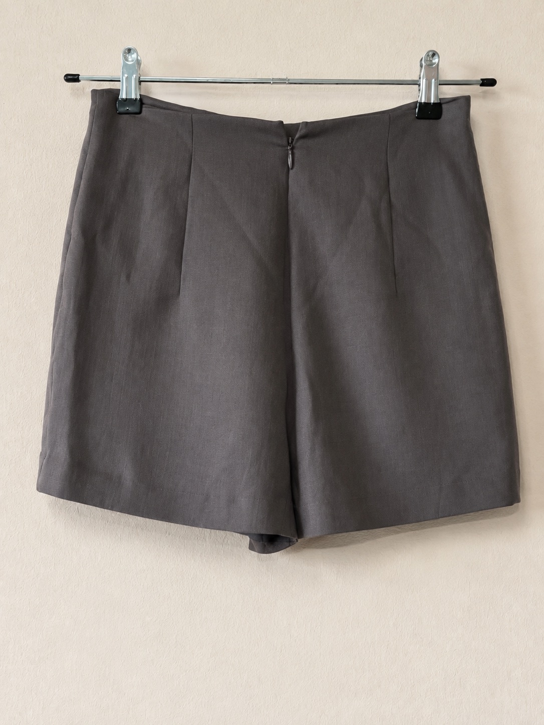 Jupe-Short habillée taupe à poches boutonnées photo 2