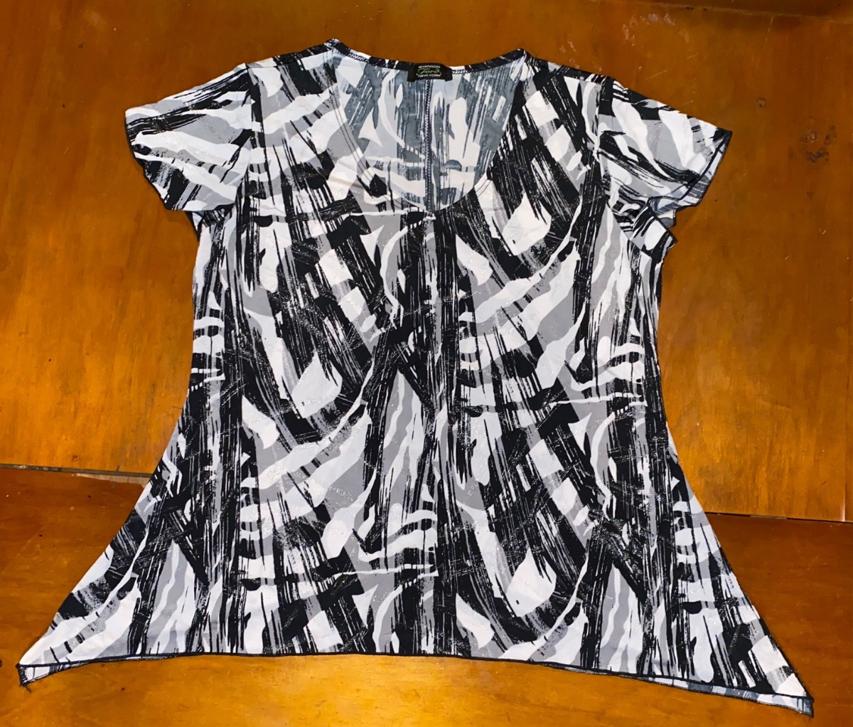 Top fluide motif abstrait noir et blanc photo 1