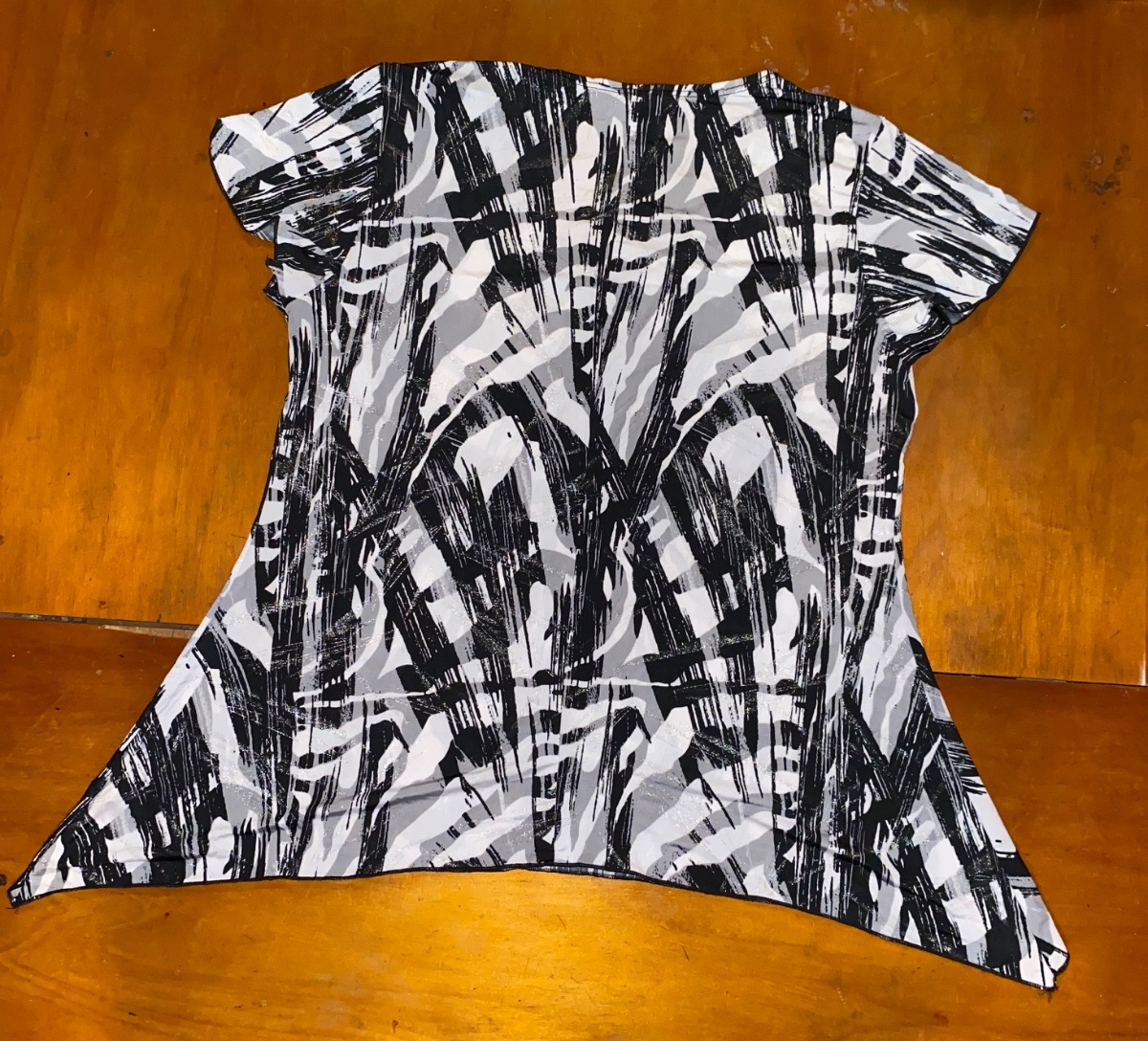 Top fluide motif abstrait noir et blanc photo 2