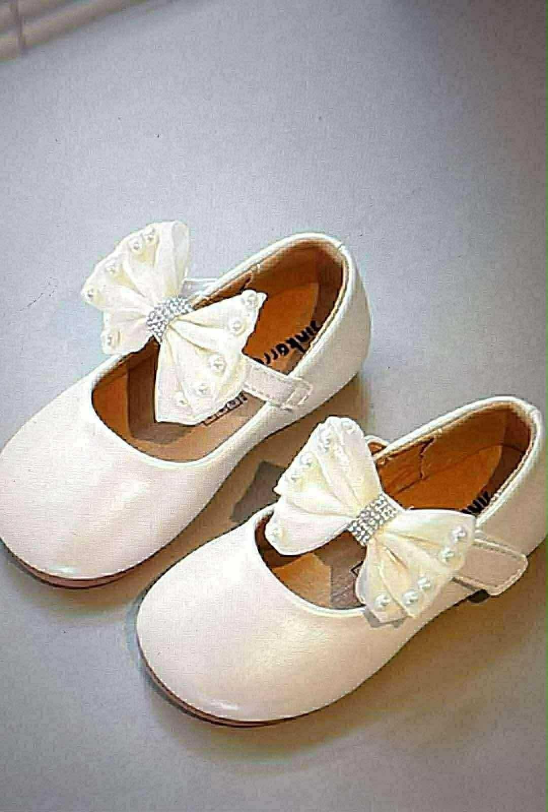 Ravissantes chaussures blanches à nœud pour enfant photo 1