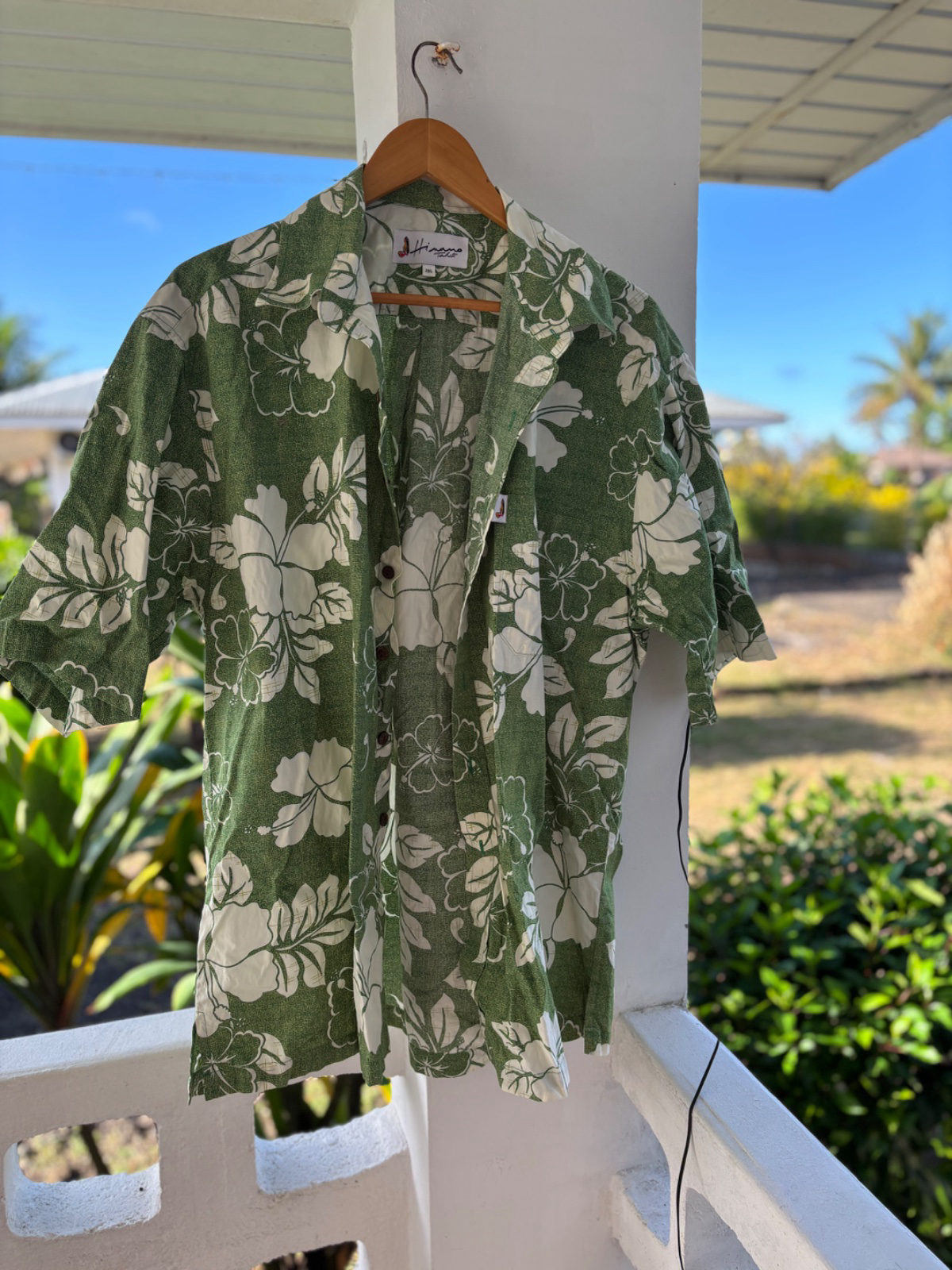Chemise locale Hinano verte à motifs floraux photo 1