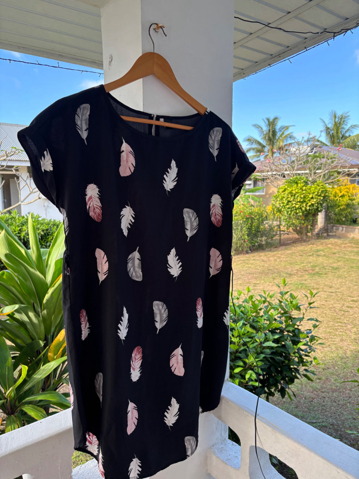 Robe noire à motifs plumes légères photo 1