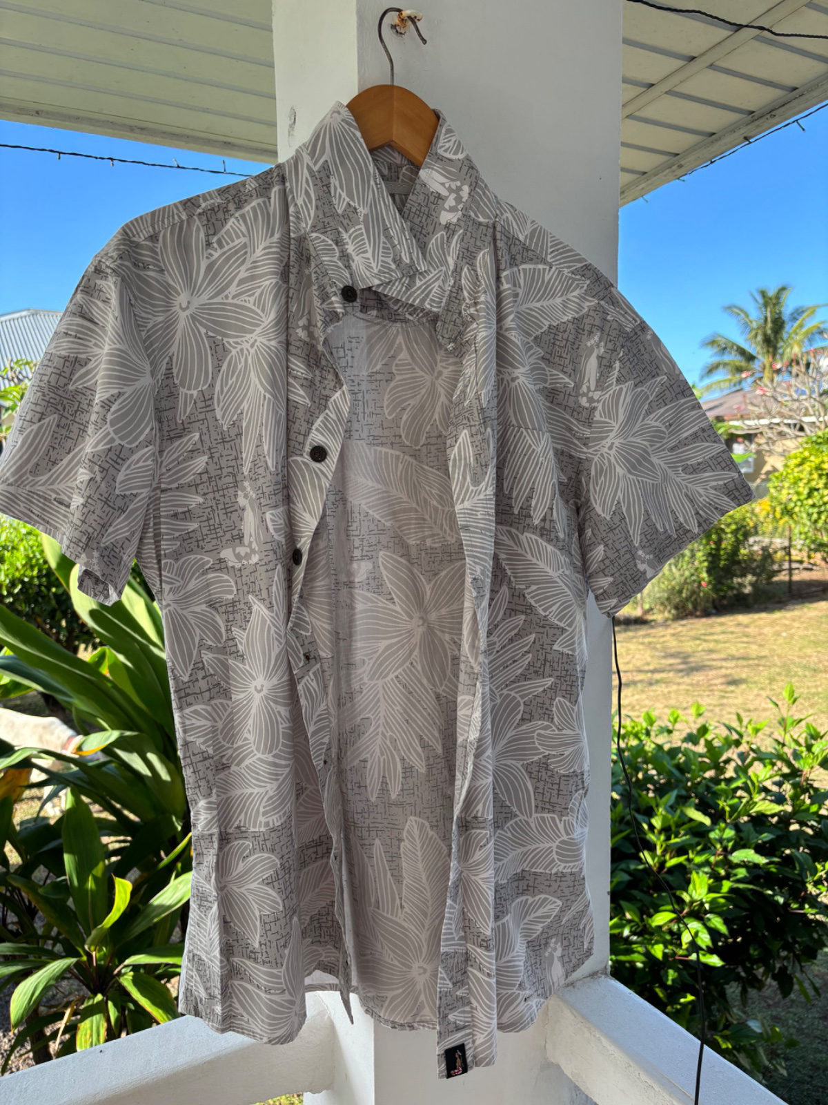 Chemise Hinano grise à motifs floraux photo 1
